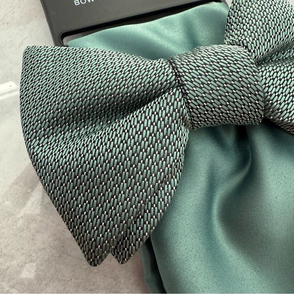 Men’s Alfani 2 Piece Bow Tie And Pocket Square Set Suit Business Office - Picture 3 of 12